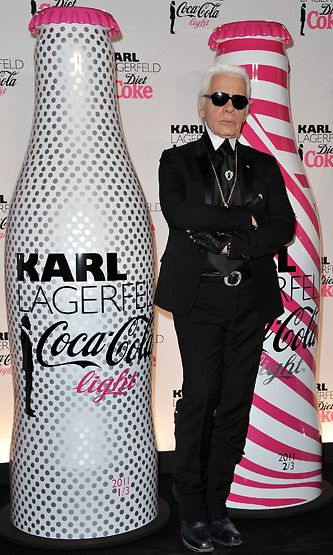 Karl Lagerfeld suunnitteli naiselliset grafiikat pulloihin.