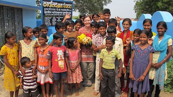 Heidi tapaamassa Rajnandgaonin lastenkerholaisia Intiassa. Kerhoissa lapset saavat tietoa muun muassa oikeuksistaan ja ympäristöasioista.