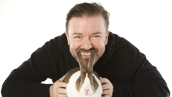 Ricky Gervais poseerasi kanin kanssa hyväntekeväisyyttä varten