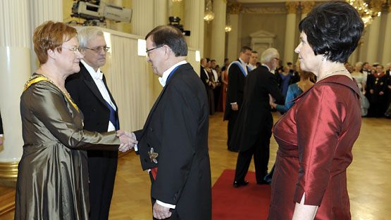 Paavo Väyrynen vaimonsa Vuokko Väyrysen kanssa Linnan juhlissa. 