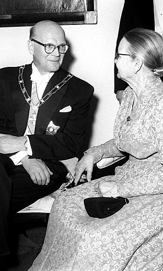 Presidentti Kekkonen äitinsä kanssa Presidentinlinnassa vuonna 1956.