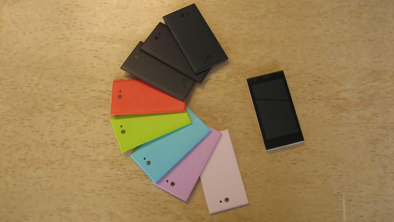 Jolla-puhelimen takakuoresta löytyy useita eri värivaihtoehtoja.