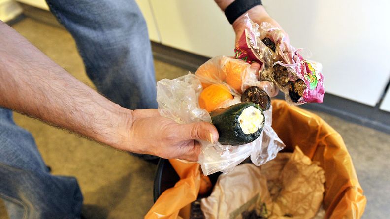 Maa- ja elintarviketalouden tutkimuskeskuksen MTT:n mukaan kaikkiaan kotitaloudet pistävät roskiin viisi prosenttia ostamastaan ruuasta.