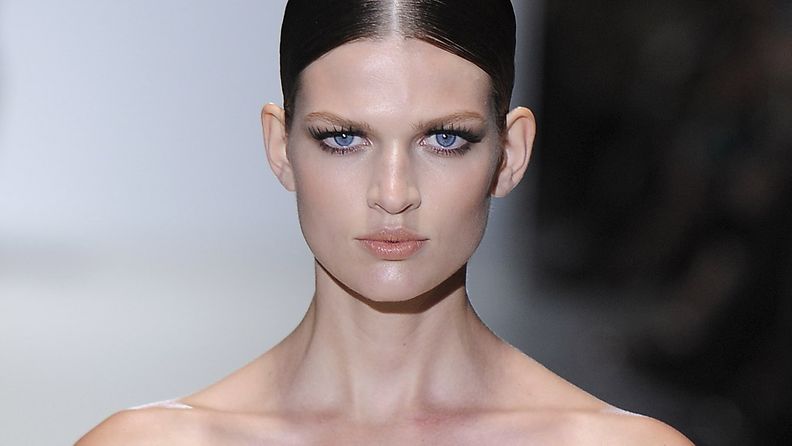 4.11.2012: Gucci-mallien kevään trendimeikki Milanon muotiviikolla syksyllä 2012.
