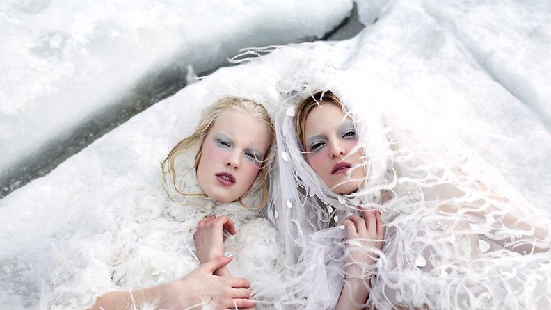 Ruotsalaiset mallit Theres Alexandersson ja Linn Arvidsson Northern Women in Chanel -kirjan kuvassa.