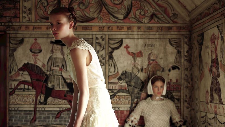 Ruotsalainen malli Julia Hafstrom Northern Women in Chanel -kirjan kuvassa.