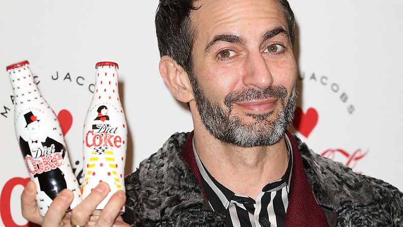 13.3.2013: Marc Jacobs suunnittelemiensa Diet Coke -pullojen lanseerauksessa Lontoossa.
