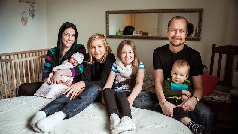 Perhe Auvinen: Anette (sylissä vauva), Aleksanteri, Aleksantra, Anthony ja Markku-isä.