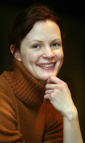 2002: Näyttelijä Minna Haapkylä esittää rikospoliisi Maria Kalliota televisiosarjassa.