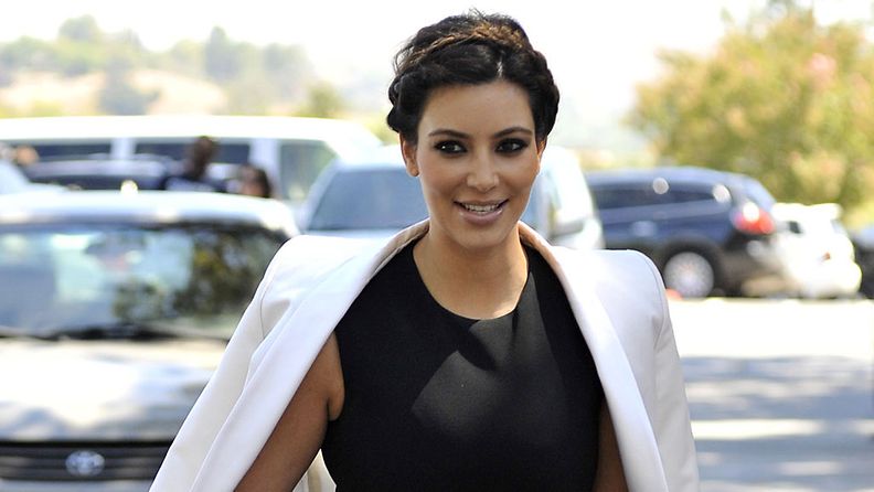 Kim Kardashian matkalla kirkkoon.