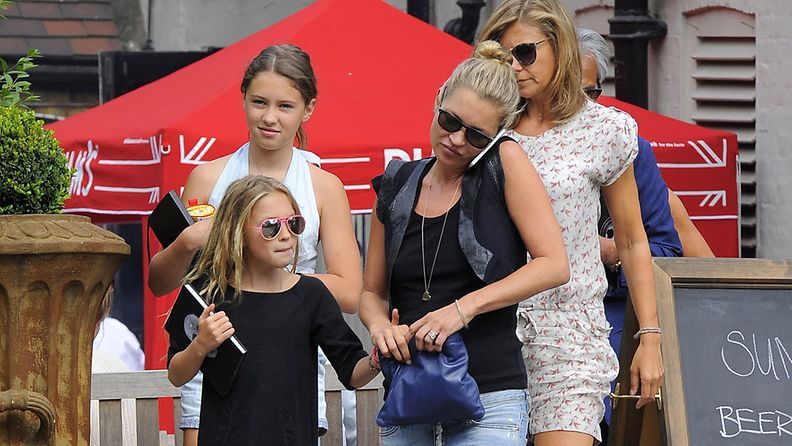 Kate Mossin tytär Lila viettävät aikaa yhdessä.