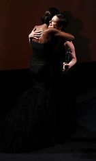 Malli Iman ja Isabella Rossellini halasivat CFDA Fashion Awardseissa 2010.
