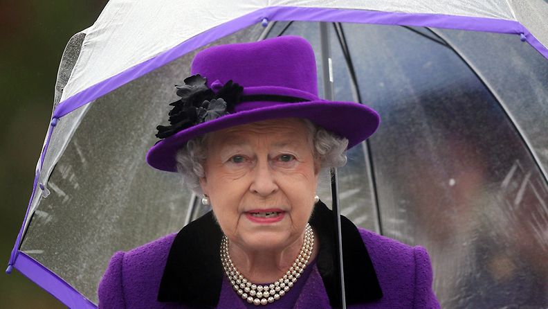 Kuningatar Elisabet avaa uudistetun Jubilee Gardensin Lontoossa.