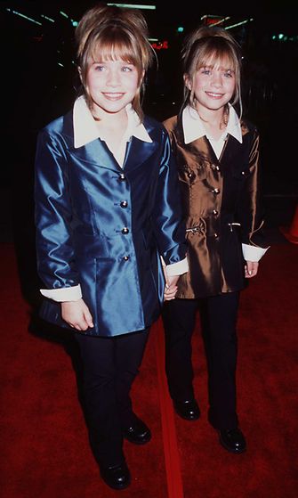 1998: Mary-Kate Olsen ja Ashley Olsen Spiceworld-elokuvan ensi-illassa.