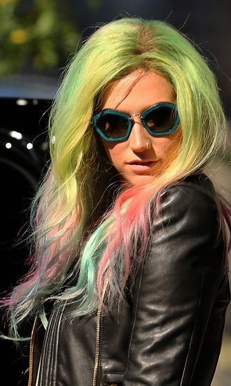 Kesha on värjännyt vastikään koko hiuskuontalonsa sateenkaaren värein.