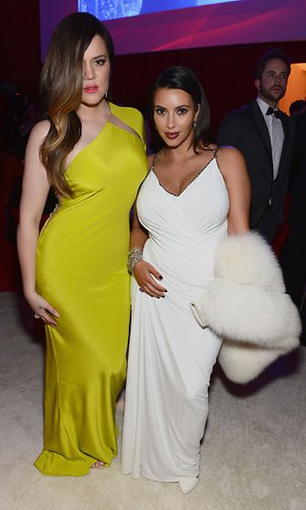 Kim Kardashian siskonsa Khloe Kardashianin kanssa Elton Johnin Oscar-juhlissa 2013.