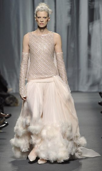 25.1.2011: Kristen McMenamy Chanelin Haute Couture -näytöksen mallina Pariisin muotiviikoilla.