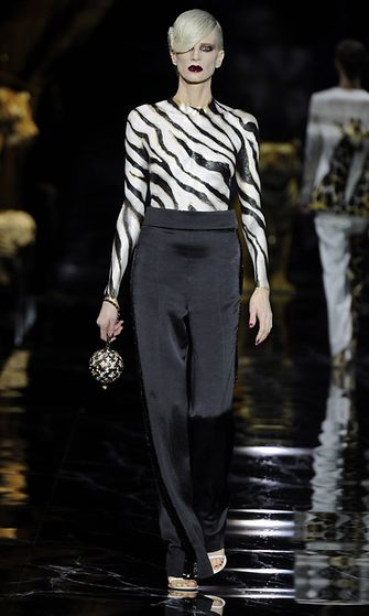 6.10.2010: Supermalli Kristen McMenamy Louis Vuittonin muotinäytöksen mallina Pariisin muotiviikoilla 2010.