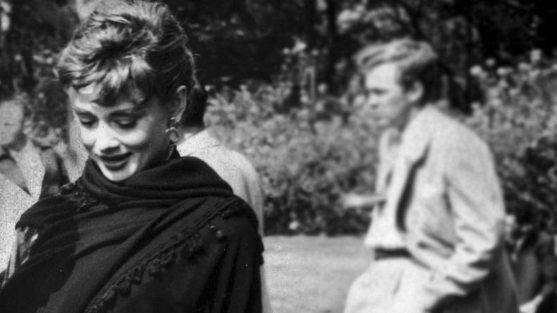 Audrey Hepburn Love in the Afternoon -elokuvan kuvauksissa, 1957