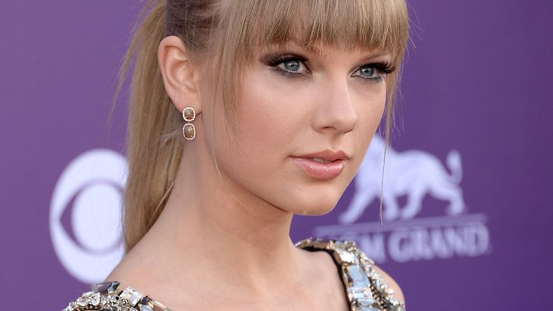 Huhtikuu 2013: Taylor Swift saapuu Country Music Awards -gaalaan.