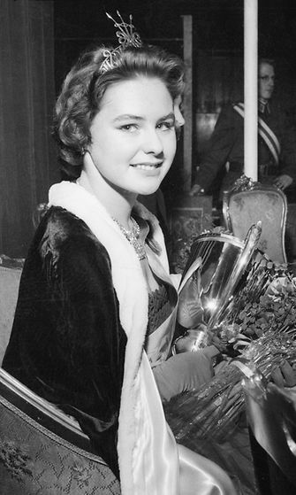 Pirkko Mannola, Miss Suomi 1958, juuri kruunattuna Helsingin messuhallissa