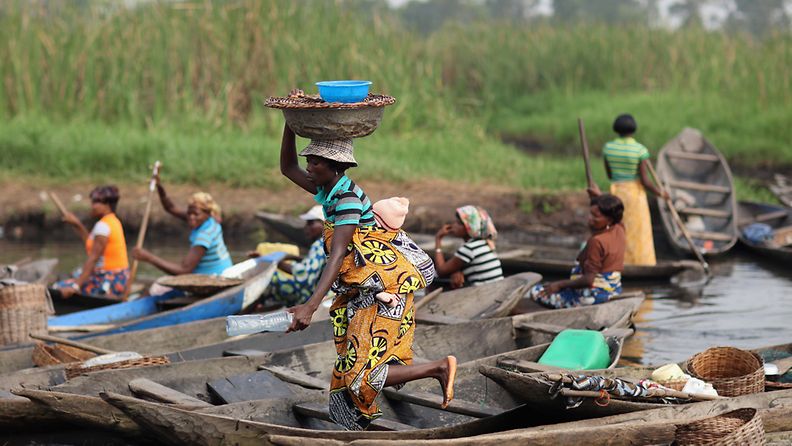 Nainen kantaa tavaroita torille Beninissä, Länsi-Afrikassa, 2012 .