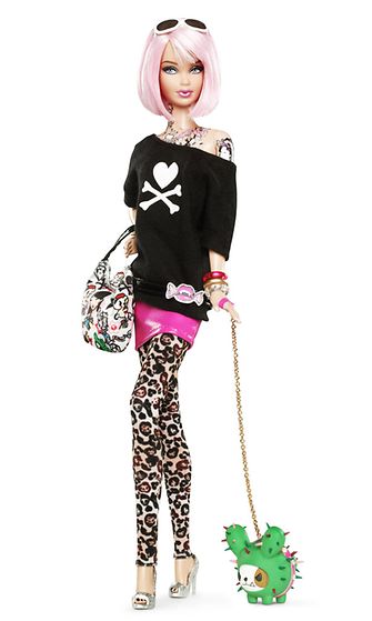 2011: Italialainen Tokidoki tuunasi Barbie-nuken uuteen Japani-henkiseen ulkonäköön: sähäkkä pinkki polkkatukka, leopardilegginsit, korkokengät ja useita tatuointeja. 