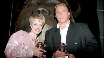 Vuoden naissolisti Laura Voutilainen ja vuoden miessolisti Samuli Edelmann pokkasivat äänitealan jakamat Emma-patsaansa vuonna 1995