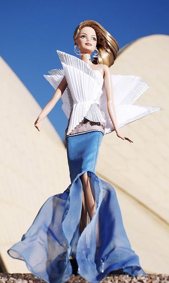 2011: Barbie kunnioittaa Sydneyn oopperataloa suunnittelija Alex Perryn luomassa asussa. Samasta Barbie-sarjasta löytyvät muun muassa kunnianosoitukset Eiffel-tornille ja Vapaudenpatsaalle.