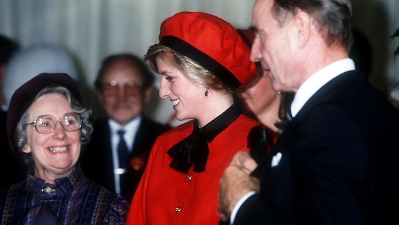 Prinsessa Diana (kesk.) ja presidentti Mauno Koivisto  Southamptonissa 15.11.1985.