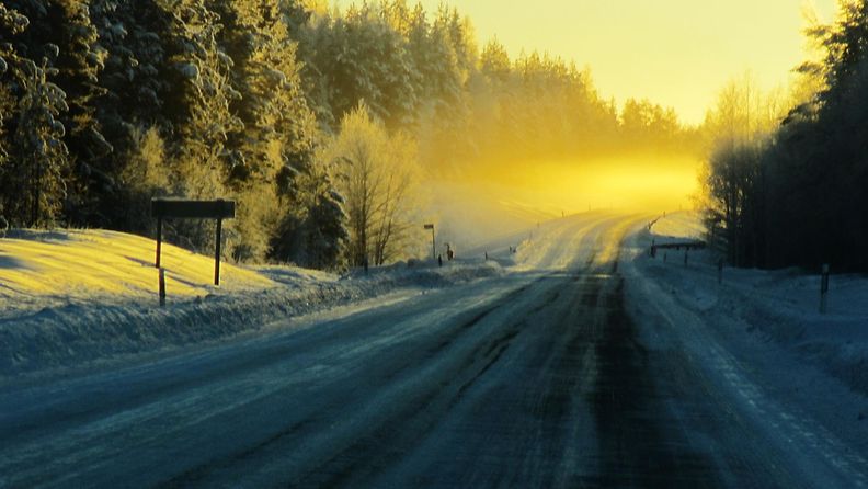 Pakkaspäivä Rovaniemen ja Ranuan välisellä tiellä 15. tammikuuta 2014. Lukijan kuva