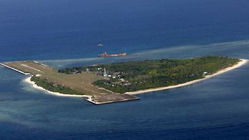 Kiina ja Vietnam riitelevät Spartlyn saariryhmän omistuksesta. Kiinan ja Vietnamin lisäksi Brunei, Malesia, Filippiinit ja Taiwan pitävät Spratlyn saaria omanaan. 