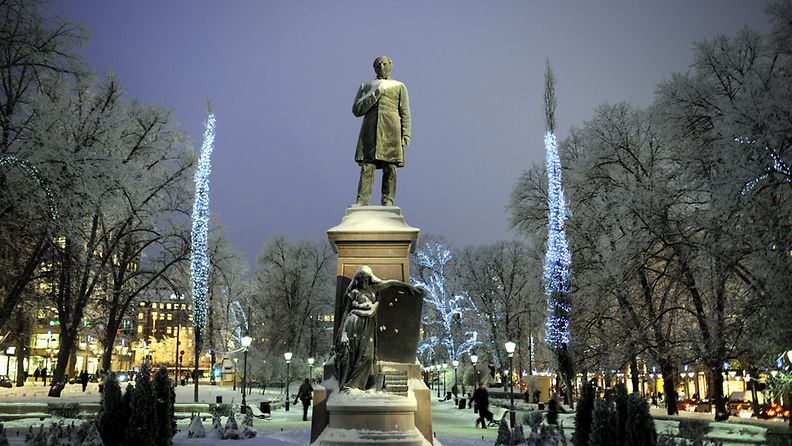 Runebergin patsas Esplanadin puistossa Helsingissä.
