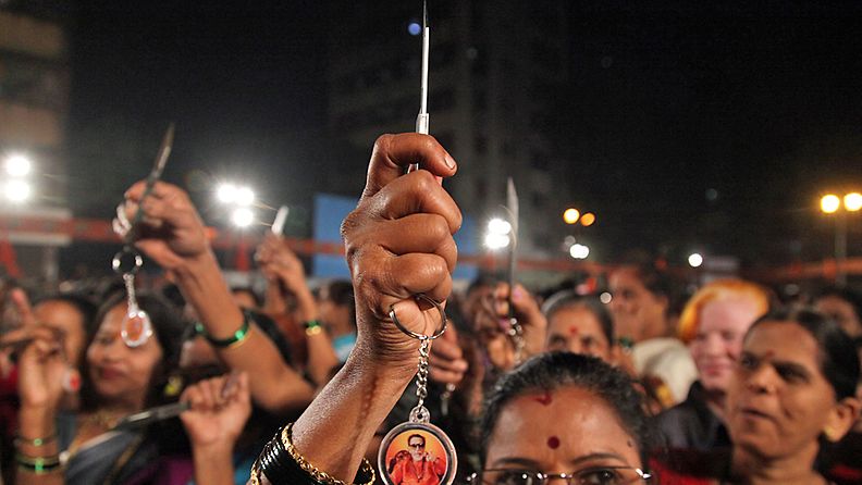 Shiv Sena -puolue jakoi puukkoja naisille Intian Mumbaissa 23.1.2013.