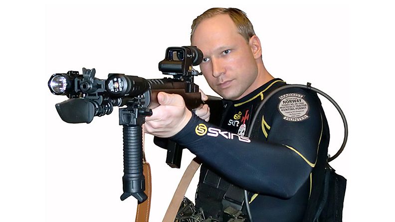 Norjan joukkomurhaajan manifestista löytyy useita kuvia Anders Behring Breivikistä poseeraamassa eri asuissa ja varusteissa.