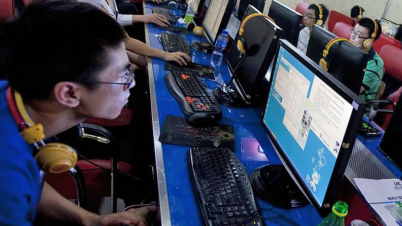 Internetin käyttäjiä nettikahvilassa Kiinan Pekingissä.