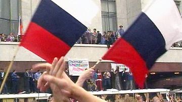 Kansanjoukot heiluttavat Venäjän lippuja vastustaessaan Neuvostoliitossa tapahtunutta vallankaappausta elokuussa 1991.  