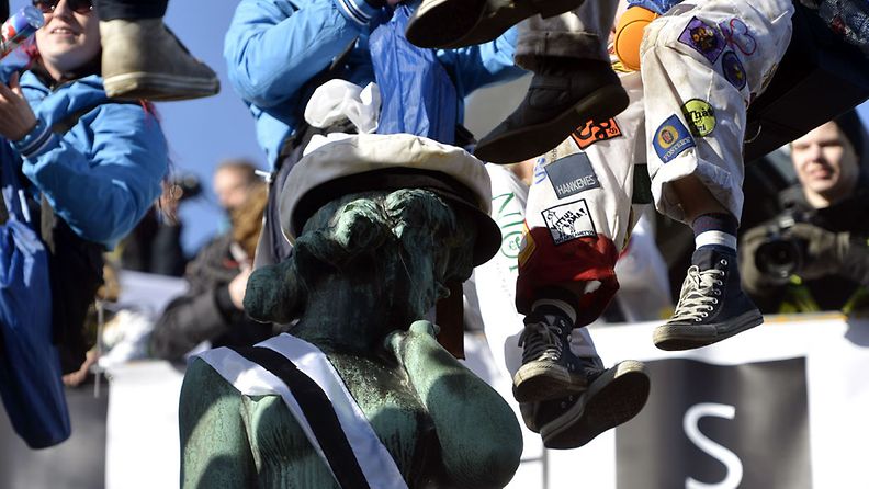 Mantan patsas sai lakin kutreilleen, Vappuaaton viettoa Helsingissä 30. huhtikuuta 2013.