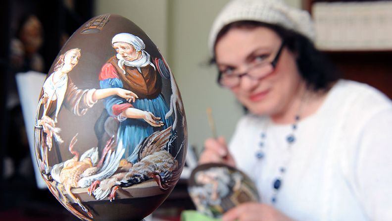 Venäläinen Wassa Rozina-Bergmann maalaa upeita pääsiäismunia.