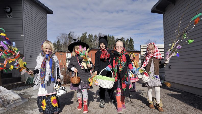 Noidiksi pukeutuneita virpojatyttöjä ja virpojapoikia oli liikeellä kauniissä kevät säässä Palmusunnuntaina 17. huhtikuuta 2011 Espoon Eestinmalmilla.