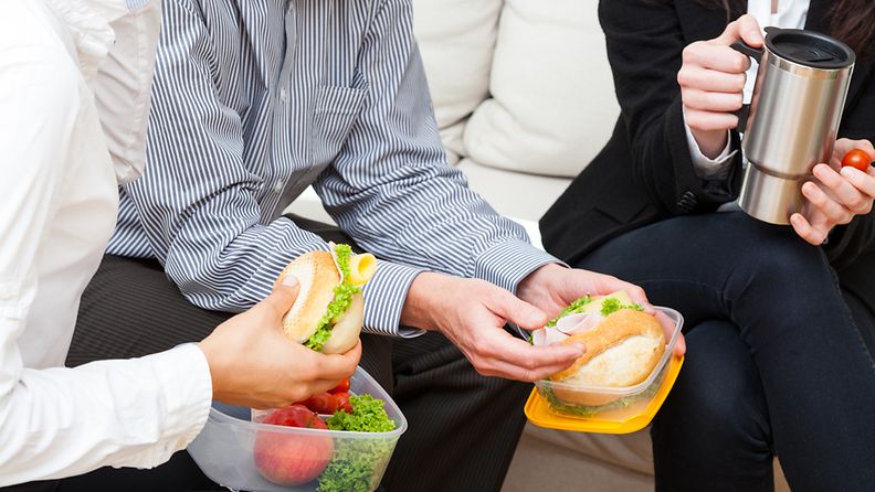 Työpaikalla nautituilla välipaloilla on yllättävän iso vaikutus ruokavalioosi.