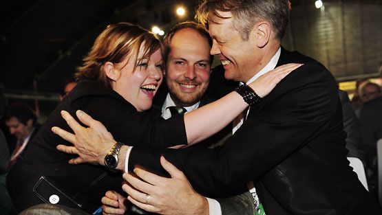 Keskustan varapuheenjohtajat, vasemmalta Annika Saarikko, Tuomo Puumala ja Timo Kaunisto iloitsevat varapuheenjohtajavaalien tulosta Keskustan puoluekokouksessa Lahdessa 12. kesäkuuta 2010. (LEHTIKUVA)