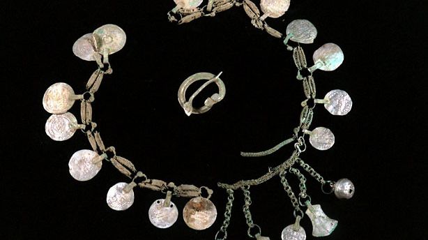 Hämeenkoskelta Etelä-Hämeestä löytynyt noin tuhat vuotta vanha hopea-aarre. Pätilän Kylmäkoskelta löytyi kevätkylvöjen yhteydessä todennäköisesti 1000-luvulla tehty hopeinen ketju, jossa on erittäin harvinaisia bysanttilaisia rahoja.