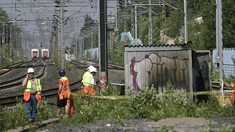 Vantaan Rekolan juna-aseman pohjoispäässä sijaitseva turvalaitekoppi poltettiin sunnuntaina aamuyöllä 12. kesäkuuta 2011. 