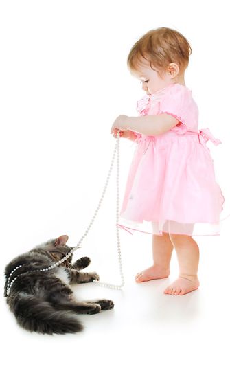 Lapsi leikkii kissan kanssa