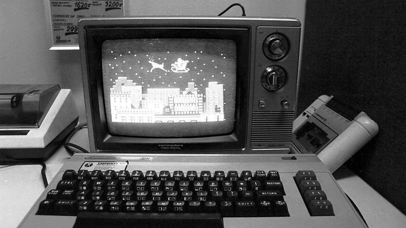 Valmiiksi ohjelmoituja joulukuvia joulun myyntivaltin, kotitietokoneen (Commodore 64), näyttöruudulla.