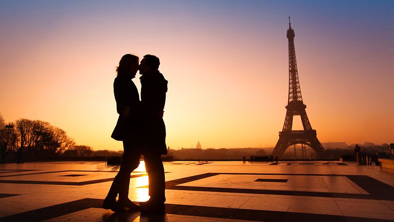 Rakastunut pariskunta Pariisissa