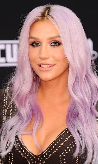 Kesha kokeili myös hempeää pinkkiä hiusväriä.