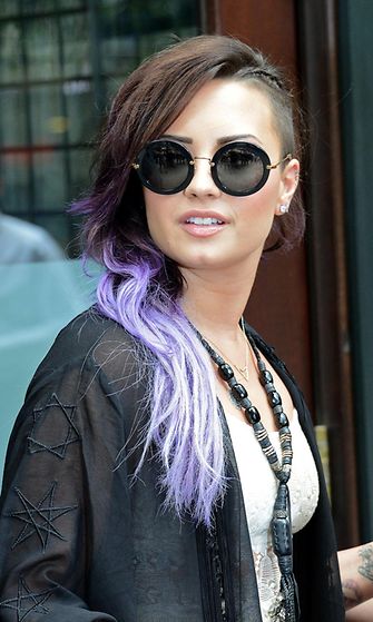 Demi Lovaton uusin hiustyyli: lilalla liukuvärjätyt hiukset.