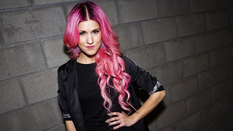 Suomalaislaulaja Jannika B on viihtynyt pitkän aikaa pinkissä: vaaleanpunainen hiusväri on yksi suosituimmista trendisväreistä.
